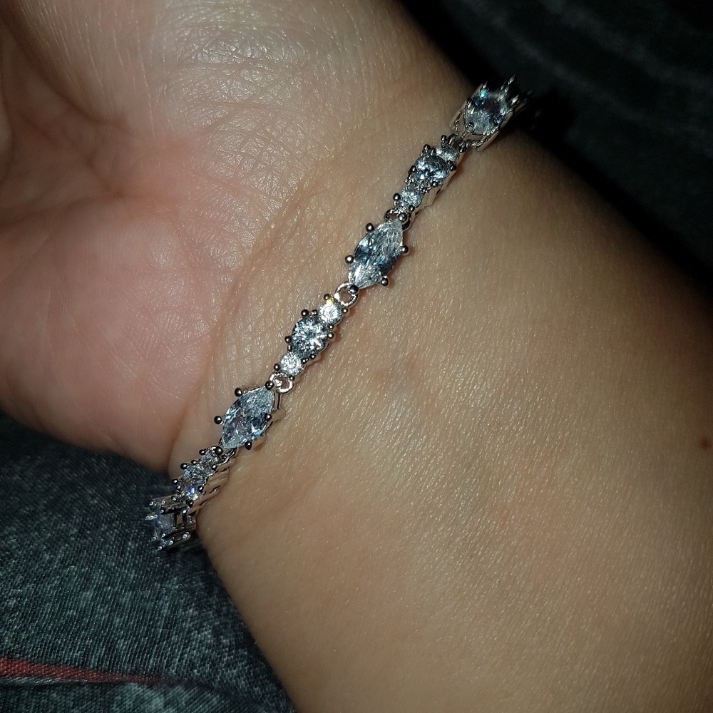 Clasp bracelet